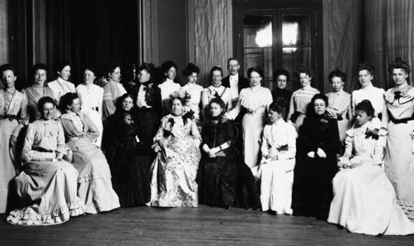 Personalen på Gumaelius annonsbyrå samlad när företaget firade sitt 25-årsjubileum på Hasselbacken i Stockholm den 28 juli 1902. Ur Centrum för Näringslivshistorias bildarkiv.